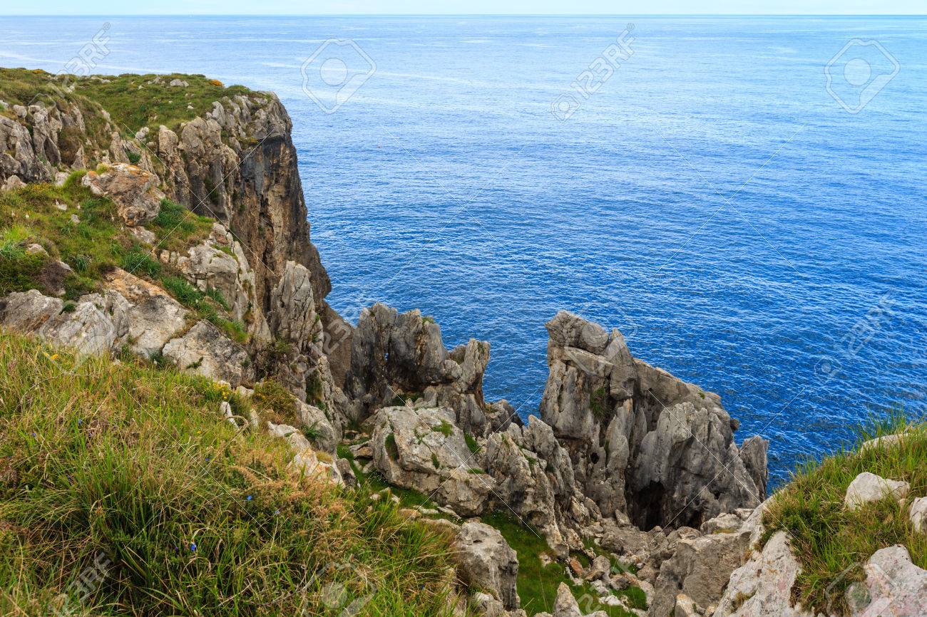 ビスケー湾の夏岩の海岸ビュー スペイン アストゥリアス州 Camango 近く の写真素材 画像素材 Image ビスケー湾の夏岩の海岸ビュー スペイン アストゥリアス州 Camango 近く の写真素材 画像素材 Image