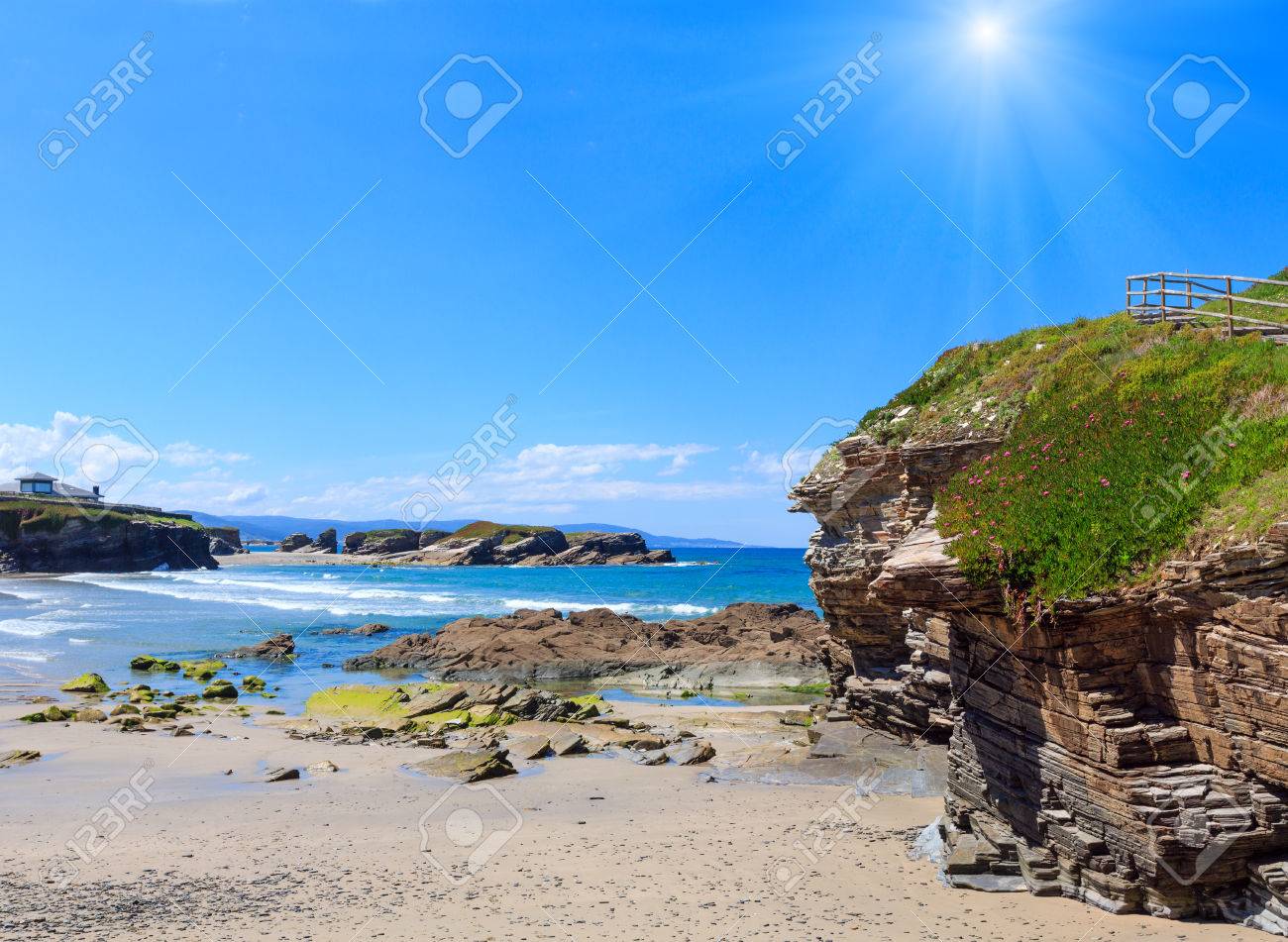 Maison Sur La Falaise Et Lété Plage De Sable Fin Sunshiny Atlantique Los Castros Galice Espagne