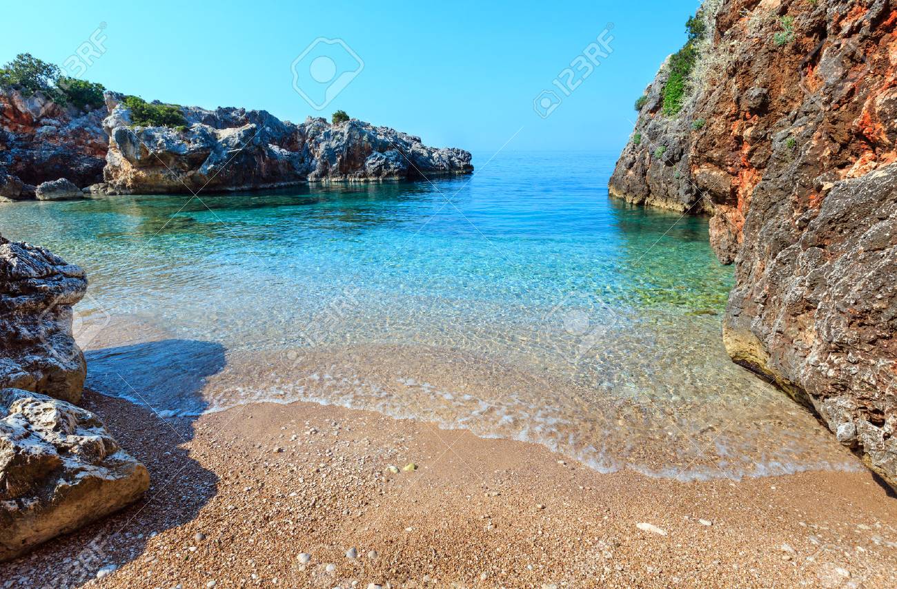 朝夏クリア透明な水 アルバニアでイオニア海の海岸風景 ビーチからの眺め の写真素材 画像素材 Image