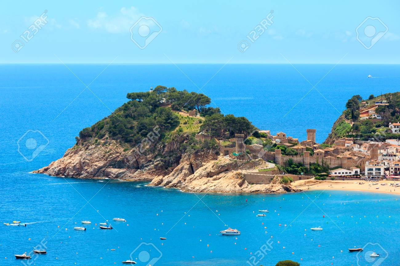 夏の海の海岸線の風景 コスタ ブラバ カタルーニャ スペインのトッサ デ マールの漁業の町 人々 は認識可能ではないです の写真素材 画像素材 Image