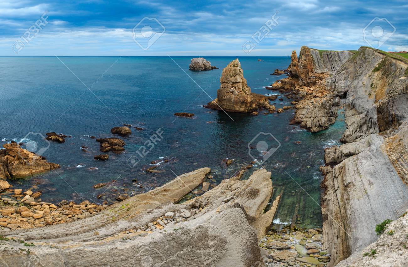 アルニア ビーチ スペイン の近くの夏大西洋海岸線風景 の写真素材 画像素材 Image