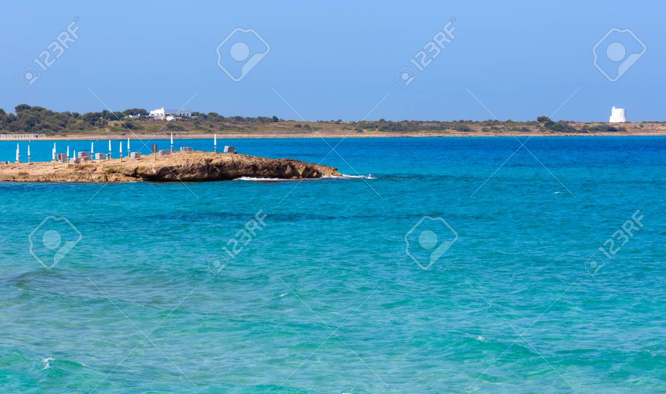 Pittoresca Spiaggia Di Mare Ionico Punta Della Suina Vicino Alla Città Di Gallipoli Nel Salento Puglia Italia Torre Del Pizzo In Lontananza