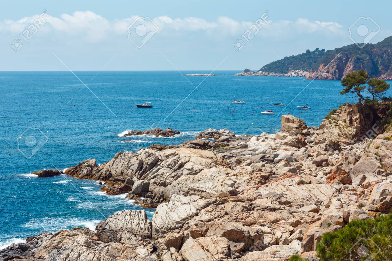 夏の海の石の海岸の景色 バルセロナとパラモスの間の海岸線 コスタブラバ カタルーニャ スペイン の写真素材 画像素材 Image