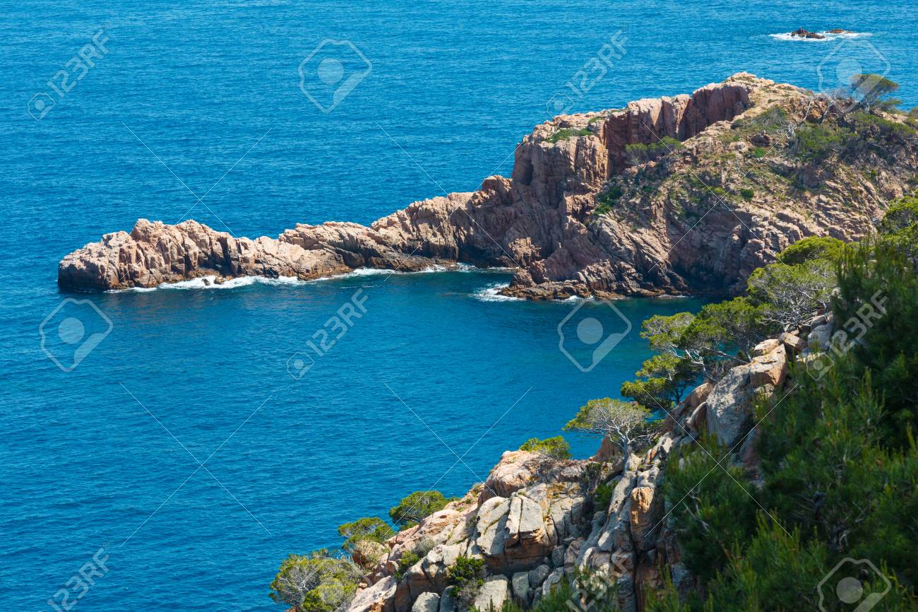 夏の海の岩の海岸の景色 バルセロナとパラモス アルタブラバ カタルーニャ スペイン の間の海岸線 の写真素材 画像素材 Image