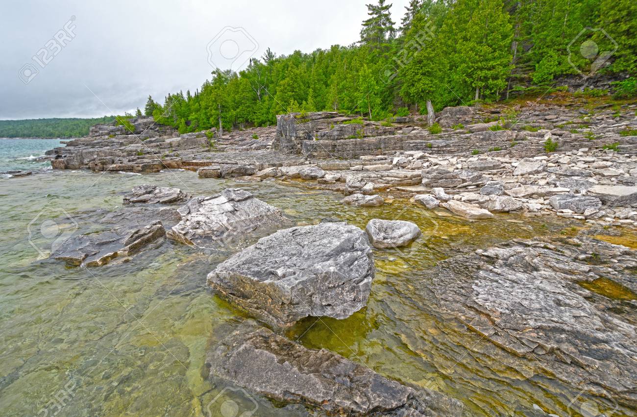 岩やヒューロン湖カナダ オンタリオ州ブルース半島国立公園内にグルジア湾湖岸の松 の写真素材 画像素材 Image 岩やヒューロン湖カナダ オンタリオ州ブルース半島国立公園内にグルジア湾湖岸の松 の写真素材 画像素材 Image