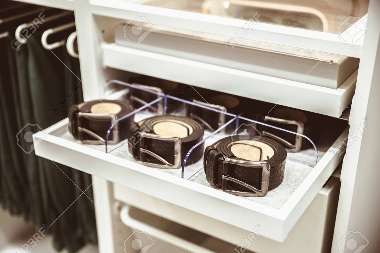 Varios Cinturones Almacenados En El Cajón De La Cómoda, El Concepto De Guardar Cinturones Y Accesorios. Fotos, Imágenes Y Fotografía De Archivo Libres De Derecho. Image 126710761.