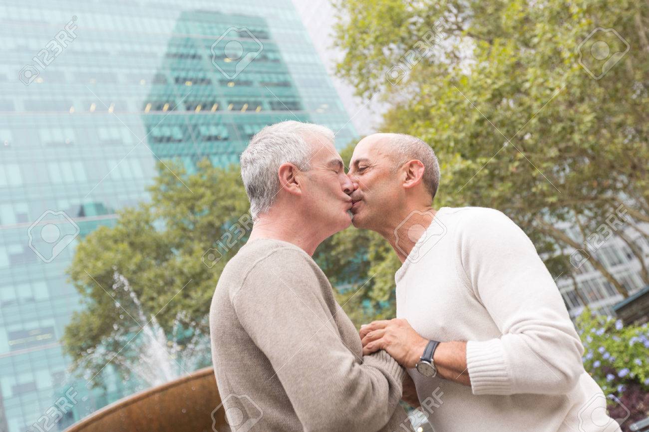 ゲイのカップルがニューヨークで公園でキス の写真素材 画像素材 Image 3343