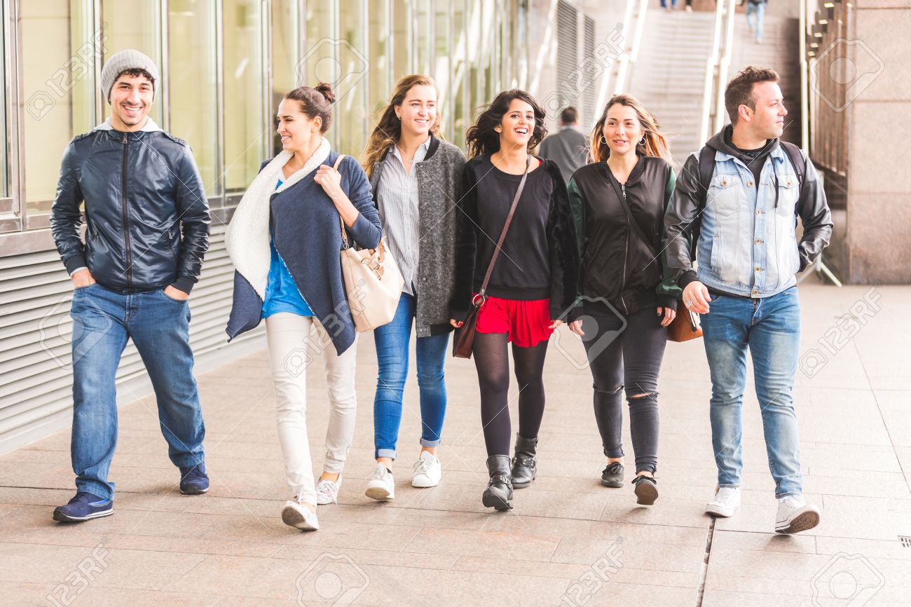 歩くとロンドンで一緒に楽しい友人のグループ 4 人の女の子と 代 友情 ライフ スタイル概念の二人の少年 秋服 の写真素材 画像素材 Image