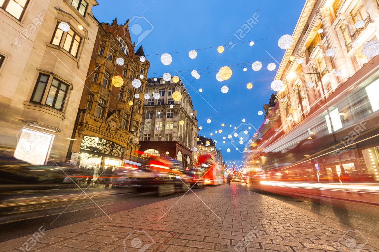 oxford street à londres avec des lumières de noël et de la