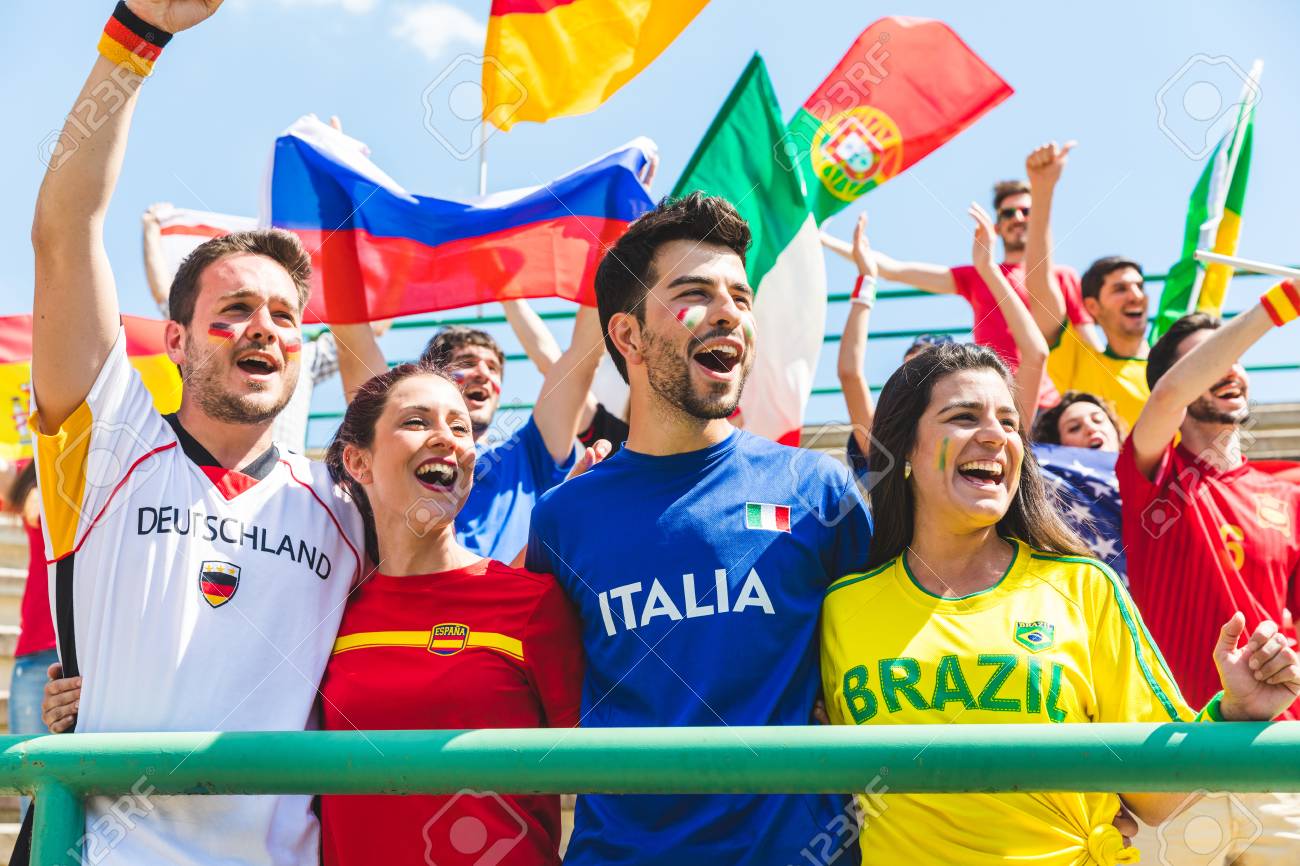 スタジアムで一緒に異なる国からの幸せなサポーター イタリア ドイツ スペイン ブラジル その他の国のファンが一緒に試合を楽しんでいます スポーツ 尊敬 フェアプレーの概念 の写真素材 画像素材 Image スタジアムで一緒に異なる国からの幸せなサポーター イタリア ドイツ スペイン ブラジル その他の国のファンが一緒に試合を楽しんでいます スポーツ 尊敬 フェアプレーの概念 の写真素材 画像素材 Image