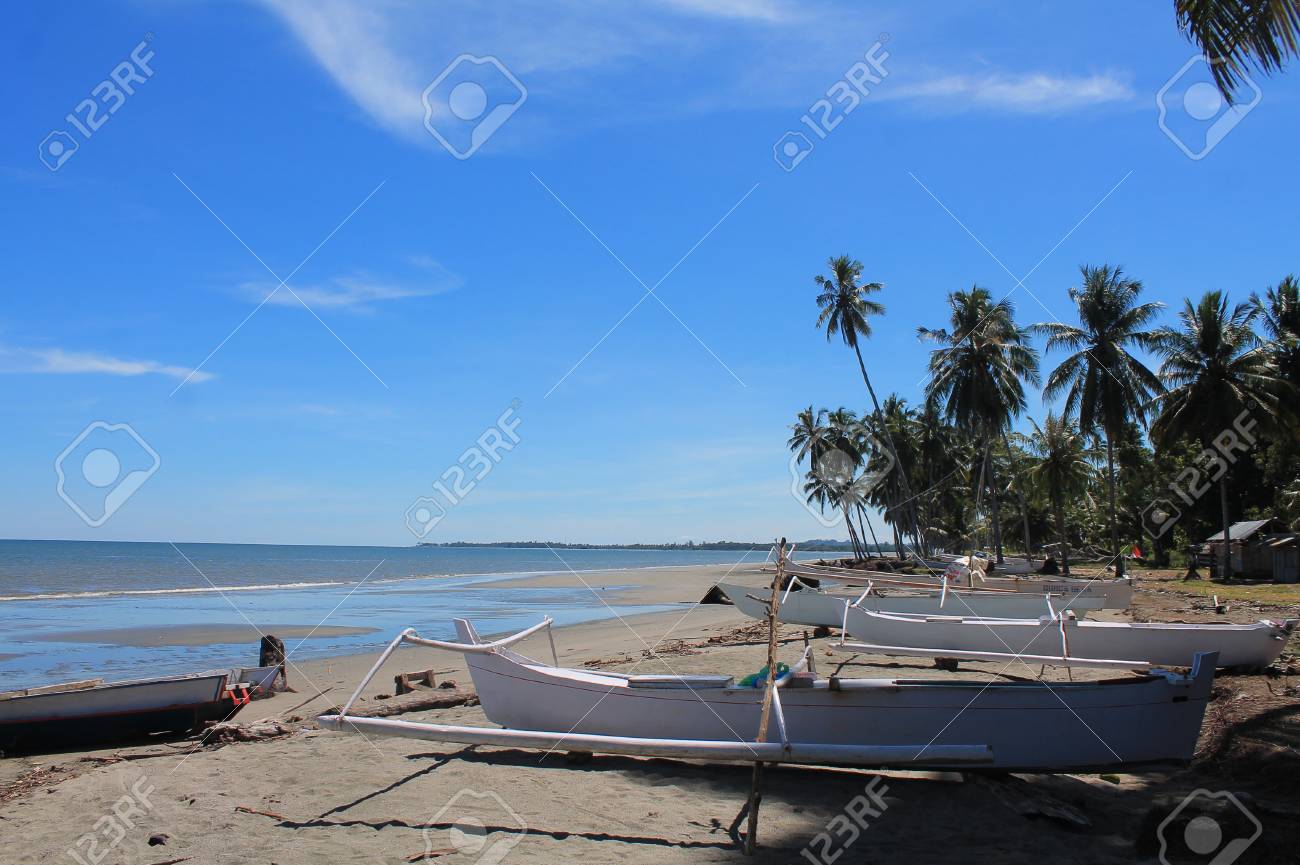 Perahu Nelayan Di Pantai Kombiling Tarailu Mamuju