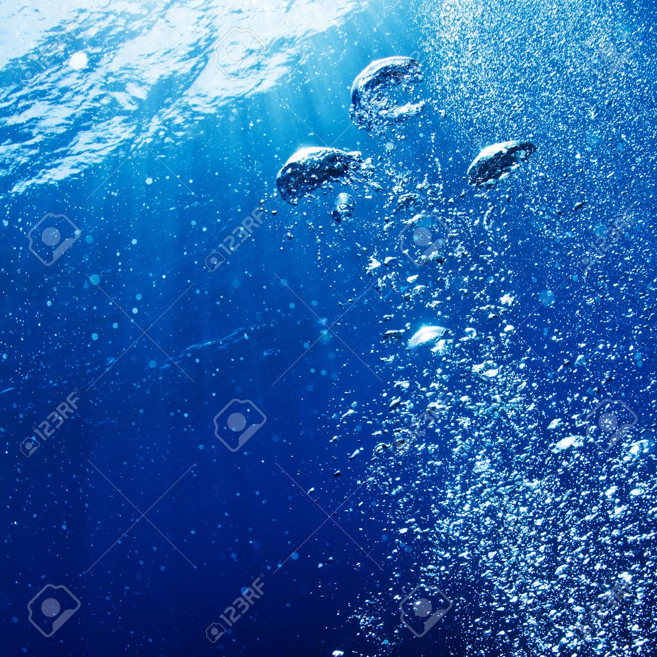 水中シーン日差しを抽象化し 深い青色の海で気泡 の写真素材 画像素材 Image 水中シーン日差しを抽象化し 深い青色の海で気泡 の写真素材 画像素材 Image
