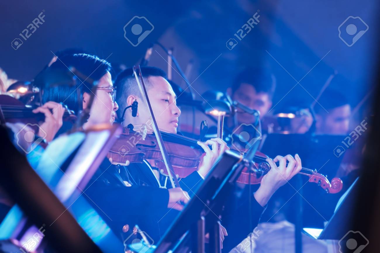 バンコク タイ 12月23日 夜にコンサートでバイオリンを演奏するミュージシャンの眺め 17年12月23日 タイ バンコクのアナンタ サマコムの王宮 ムーブメント ソフトフォーカス の写真素材 画像素材 Image