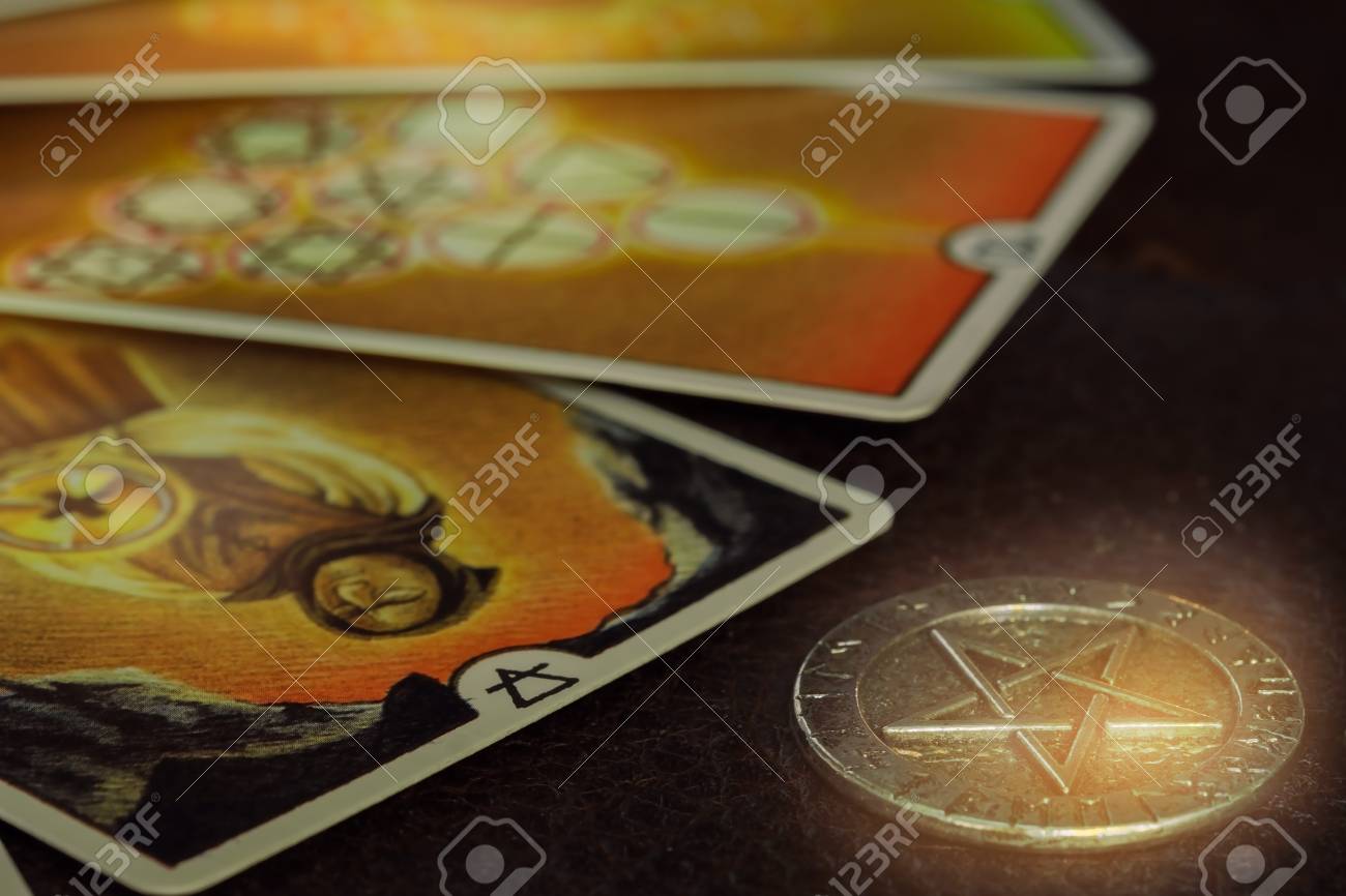 탁자에 있는 펜타클 동전과 타로 카드(마이너 아르카나)의 보기. 어두운 톤. 로열티 무료 사진, 그림, 이미지 그리고 스톡포토그래피.  Image 125905769