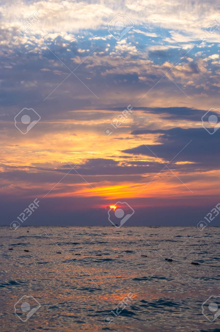 Sommer Meer Sonnenuntergang Die Sonne Wellen Und Wolken Schone