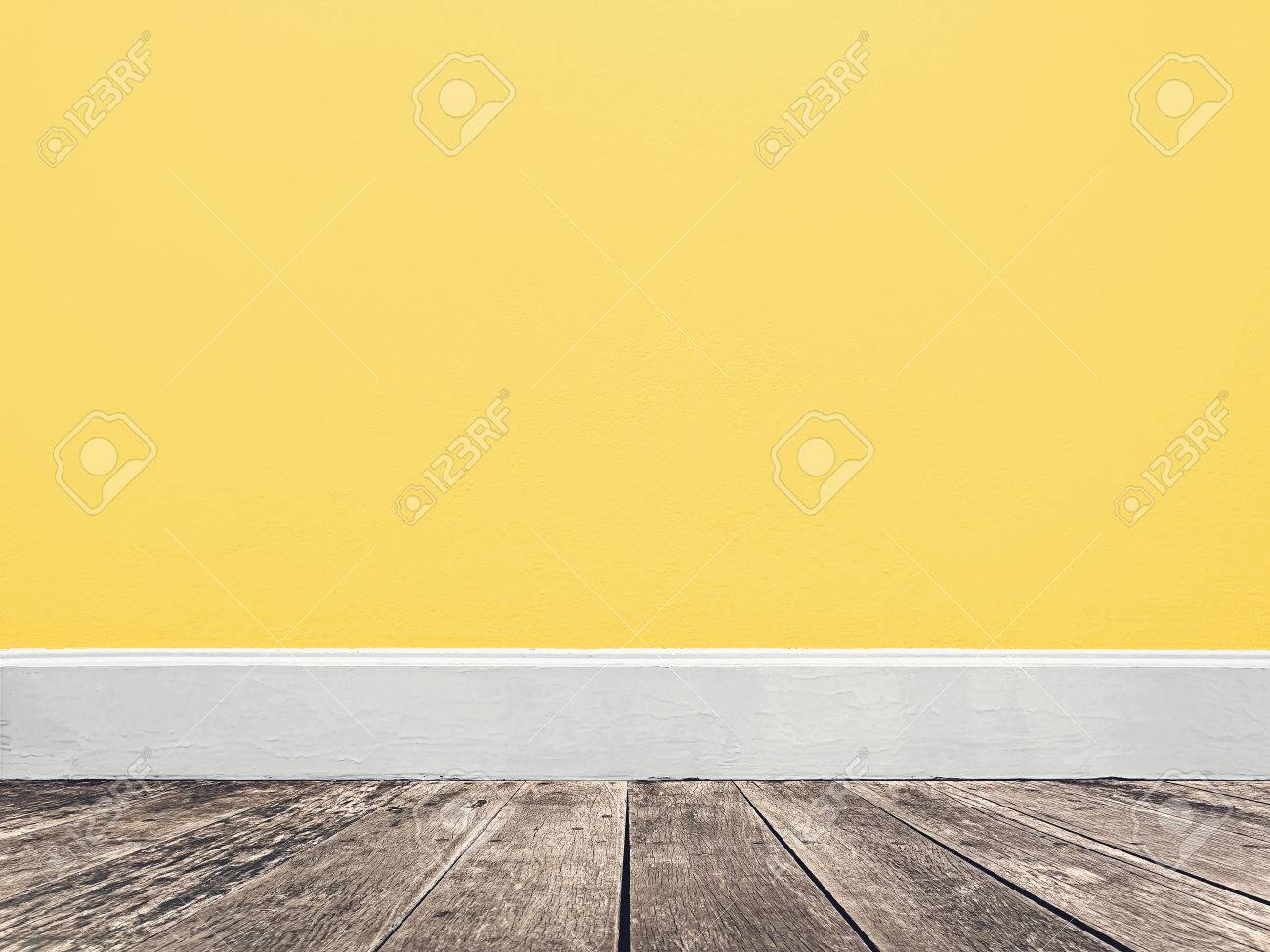柔らかい黄色の壁とフローリングの床 の写真素材 画像素材 Image