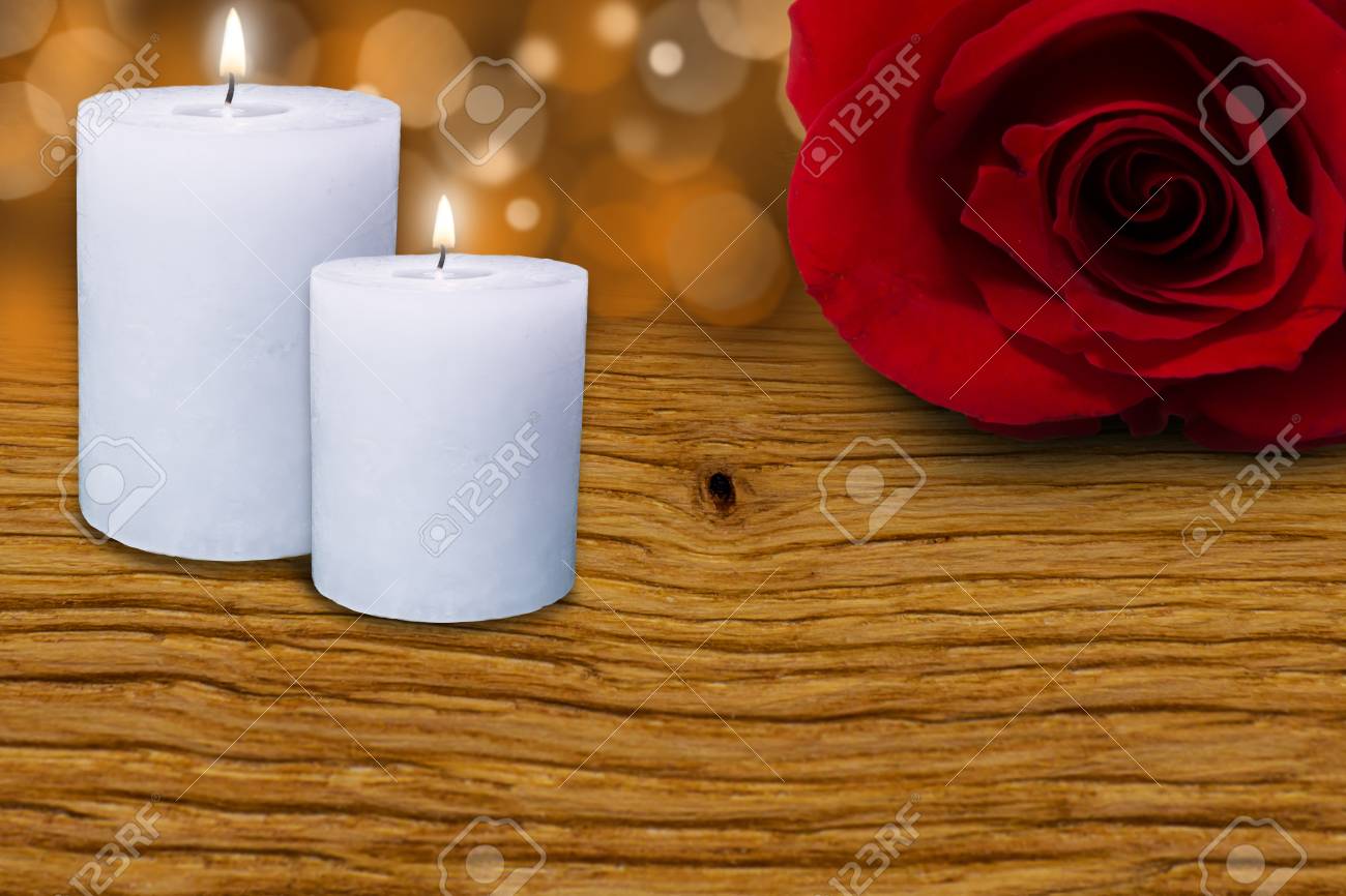 花とキャンドル ライトの背景 の写真素材 画像素材 Image