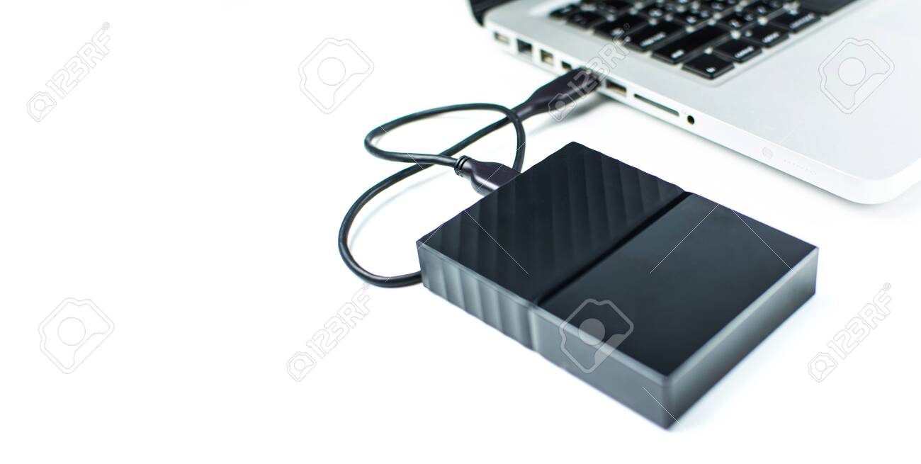 USB 3 연결을 사용하여 백업 파일 및 중요한 정보를 위한 컴퓨터와 Hdd 검정 하드 디스크 간의 노트북 전송 또는 백업 데이터에 연결하기  위한 외부 하드 디스크 드라이브 닫기 로열티 무료 사진, 그림,