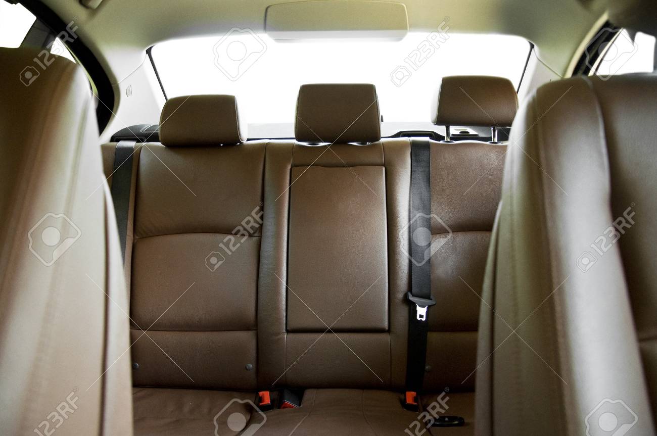 現代の車は 車のインテリアに茶色の革バックの助手席 の写真素材 画像素材 Image