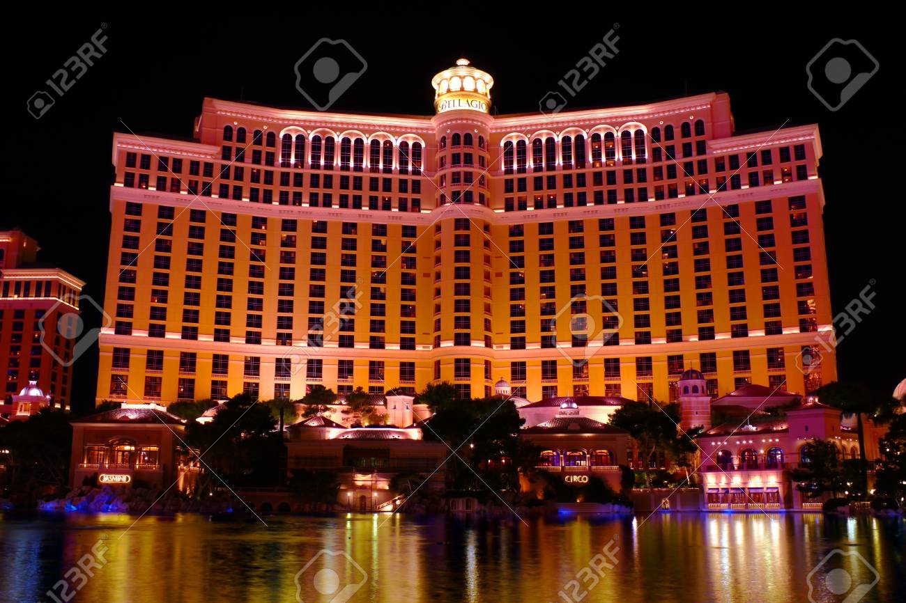 라스베가스, 미국 -2011 년 11 월 30 일 : 벨라지오는 호화 호텔과 카지노 유명한 라스 베이거스 스트립에 있습니다. 여기서 본  메인 타워는 높이가 500 피트 이상이며 36 층으로되어 있습니다. 로열티 무료 사진,
