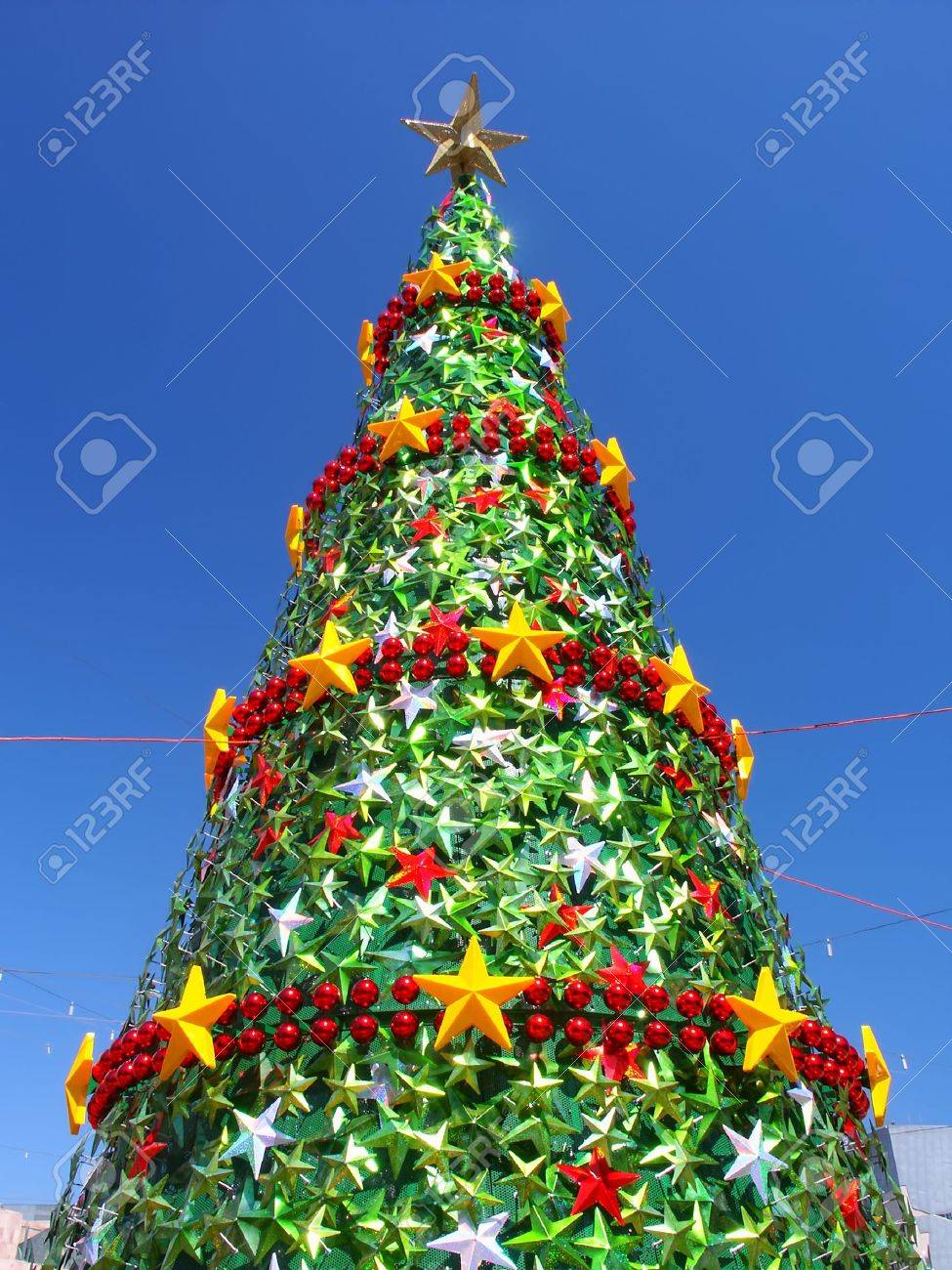 Melbourne, Australia - November 14, 2005: Beautiful Christmas Tree  Decoration In The City Of Melbourne Australia. Christmas Is A Christian  Holiday Celebrated On December 25 Of Every Year. Stock Photo, Picture and, image size:975x1300