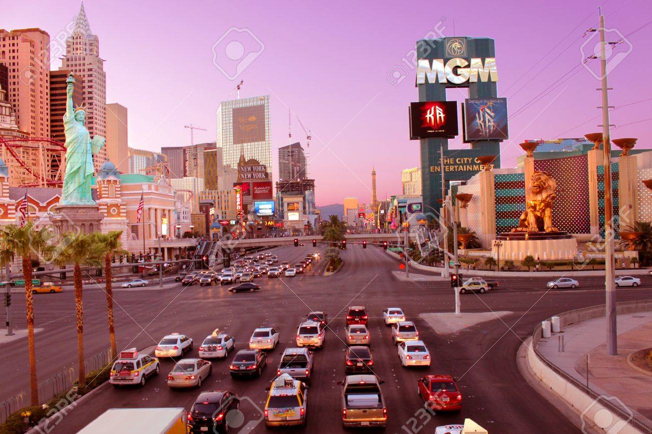 라스베가스, 미국 - 년 8 월 19 일 : 라스베가스, 네바다에서 유명한 라스 베이거스 스트립 (Las Vegas Strip).  스트립 약 4 마일 길이와 여기에 본이 유명한 만드는 고급스러운 호텔 카지노의 몇 가지입니다.