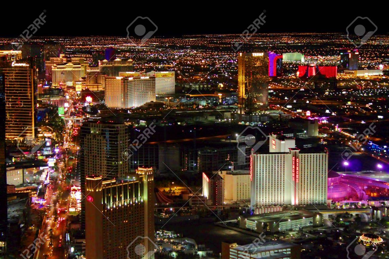 라스베가스, 미국 - 8 월 26 일 : 라스베가스, 네바다에서 유명한 라스 베이거스 스트립 (Las Vegas Strip). 스트립  약 4 마일과 여기에 본이 유명한 만드는 고급스러운 호텔 카지노의 몇 가지입니다. 로열티 무료