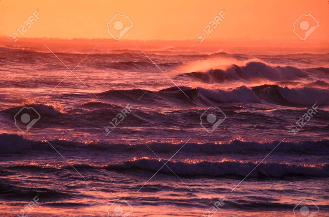美しい太陽に照らされた空の下の海の波は オーストラリア ビクトリア州の南海岸をオフします の写真素材 画像素材 Image 美しい太陽に照らされた空の下の海の波は オーストラリア ビクトリア州の南海岸をオフします の写真素材 画像素材 Image