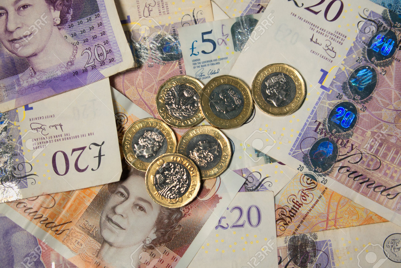 영국 파운드 스털링 지폐와 동전의 오버헤드 샷 로열티 무료 사진, 그림, 이미지 그리고 스톡포토그래피. Image 197065429