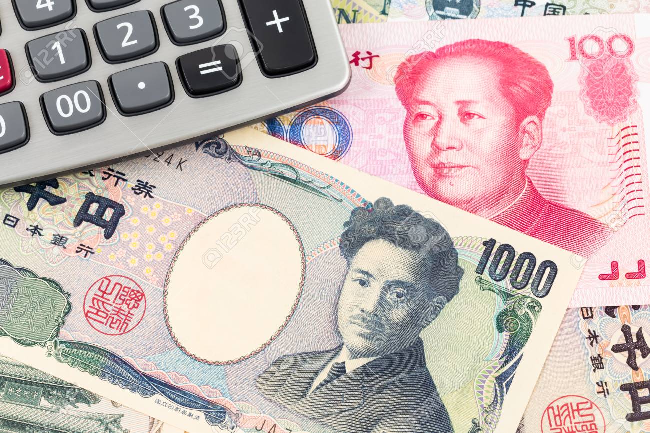電卓で日本円と中国人民元紙幣のお金の写真素材・画像素材 Image 68651989