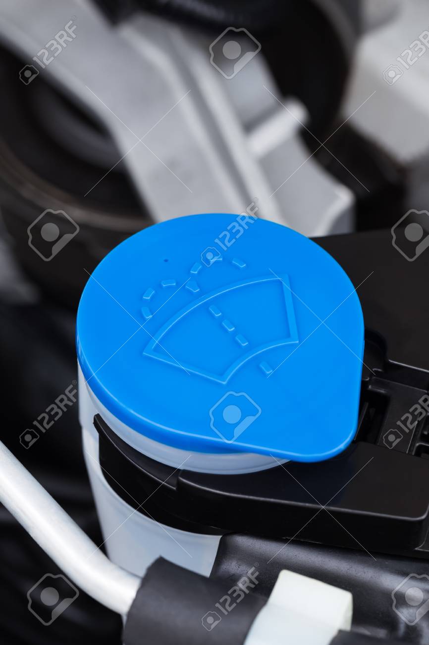 Bouchon Du Reservoir De Liquide De Lave Glace Du Moteur De Voiture Gros Plan Banque D Images Et Photos Libres De Droits Image 72111872