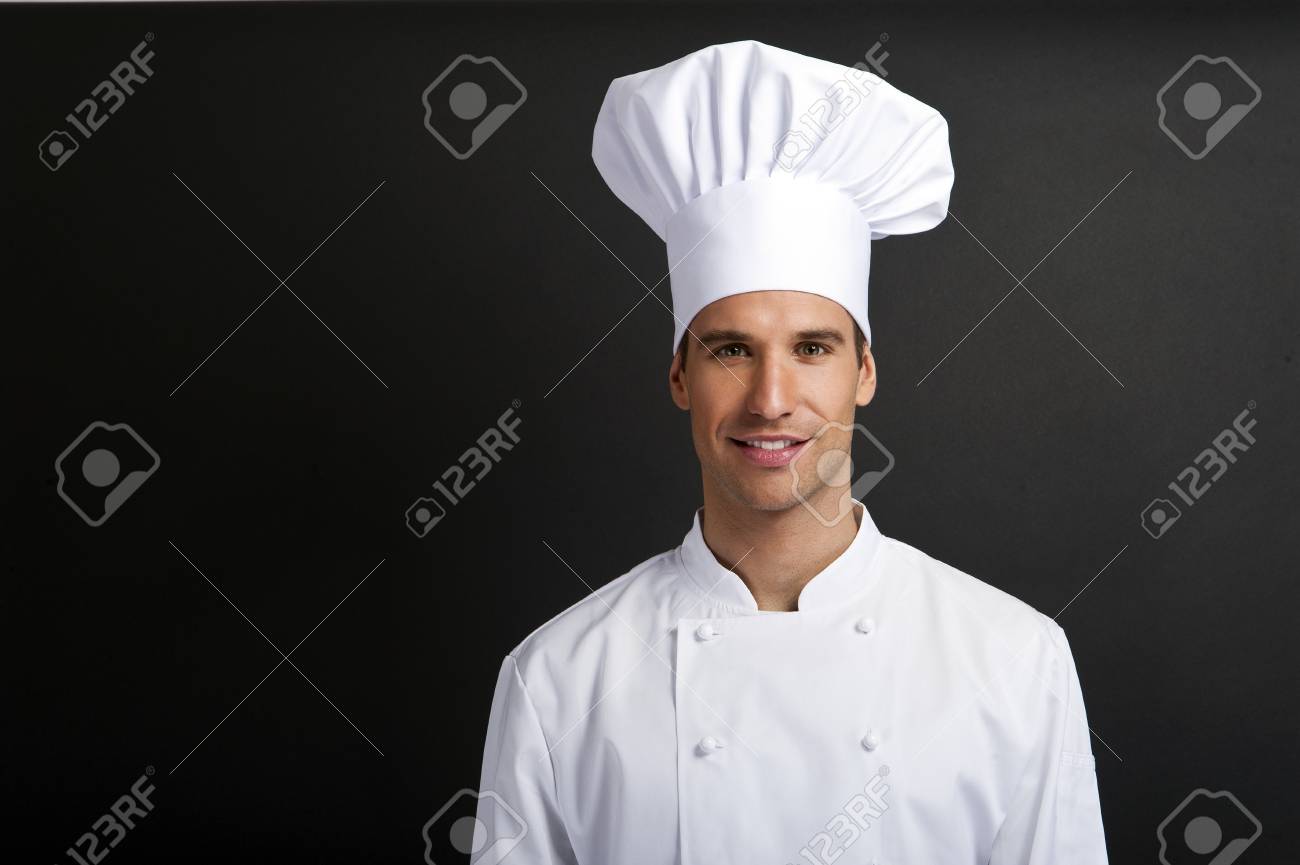シェフ帽子笑みを浮かべて暗い背景 の写真素材 画像素材 Image