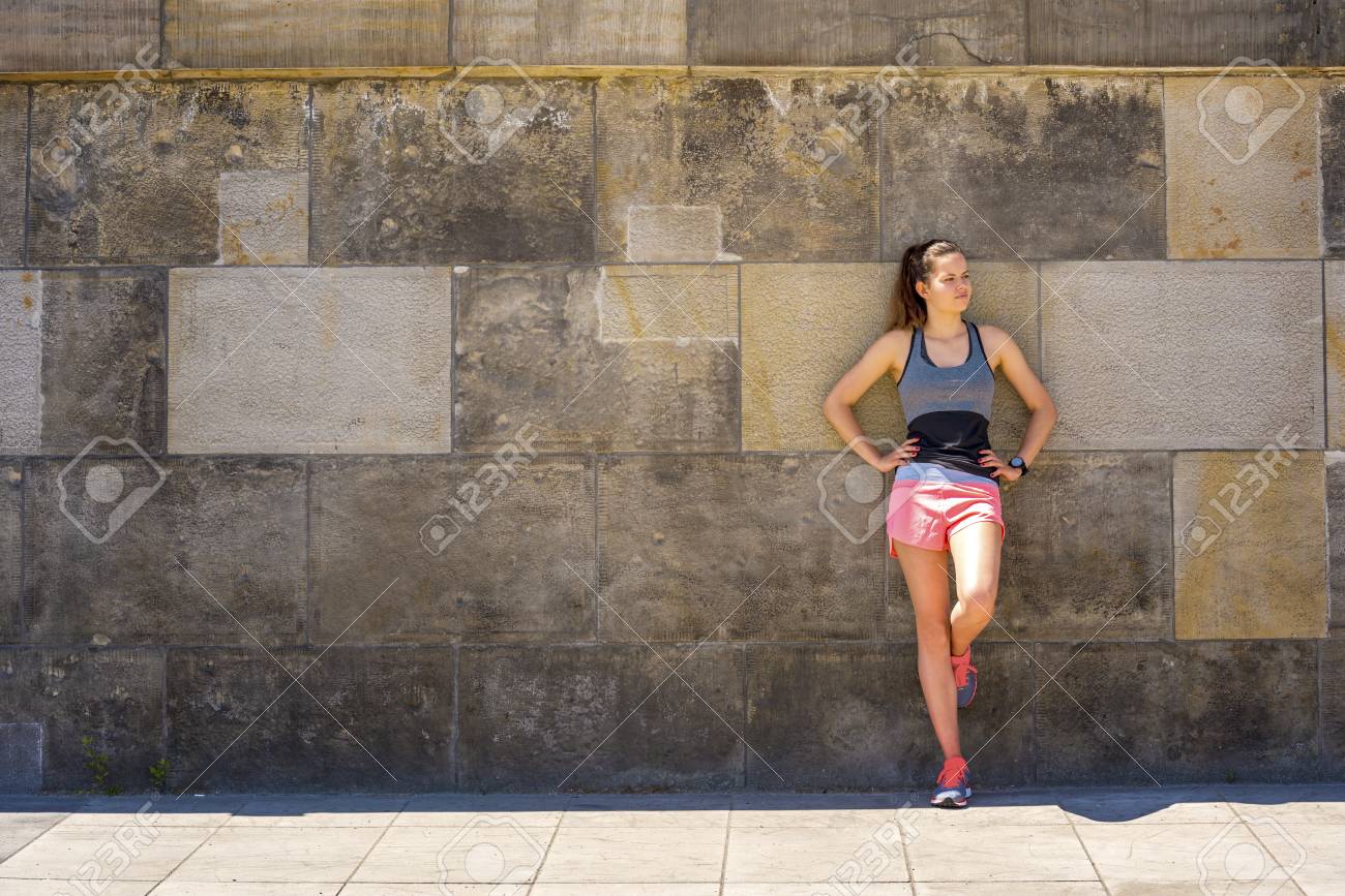 Joven Sonriente Mujer Descansando Despues De Un Entrenamiento De