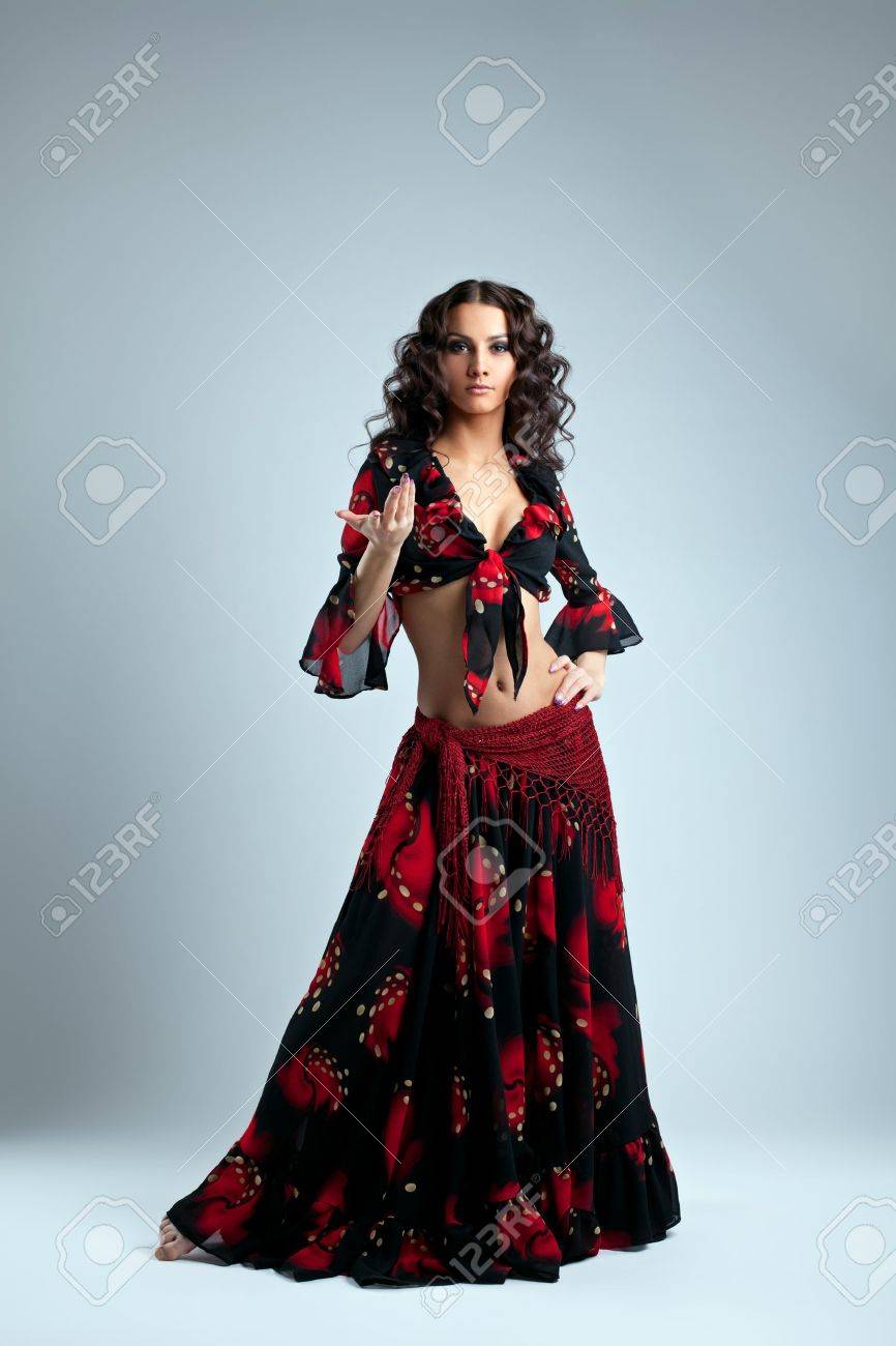 灰色のジプシー衣装を着て立っているかわいい若いダンサー の写真素材 画像素材 Image 灰色のジプシー衣装を着て立っているかわいい若いダンサー の写真素材 画像素材 Image