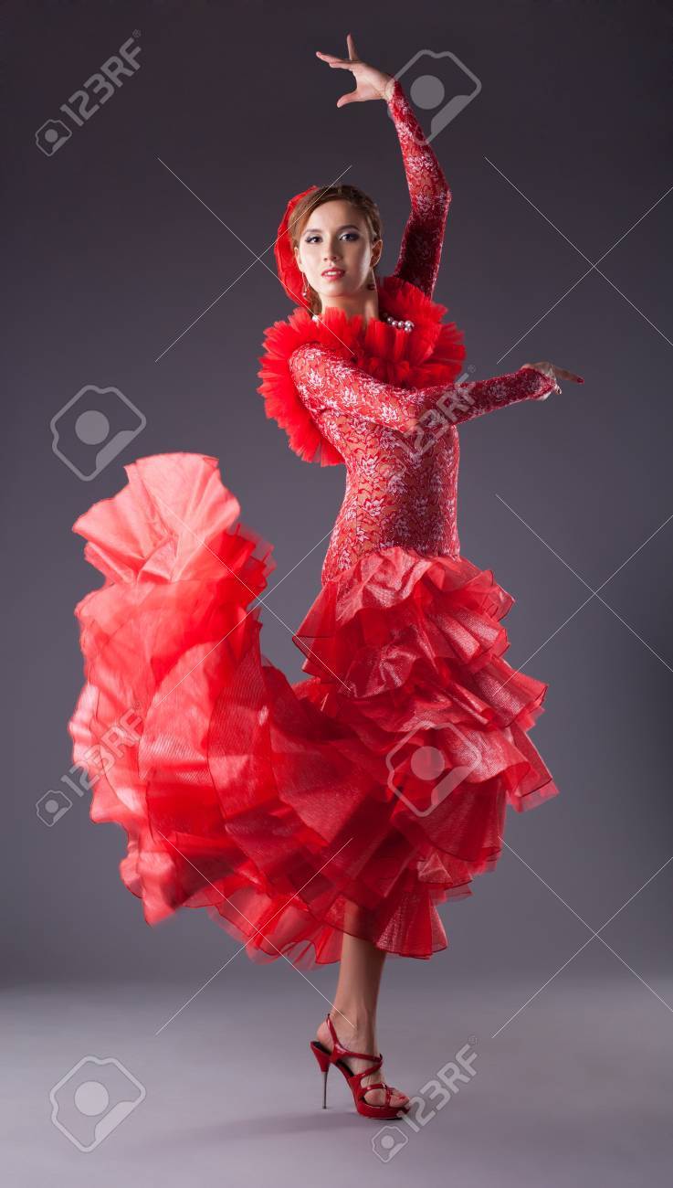 一人の女性は赤い衣裳をつけたフラメンコします。の写真素材・画像素材