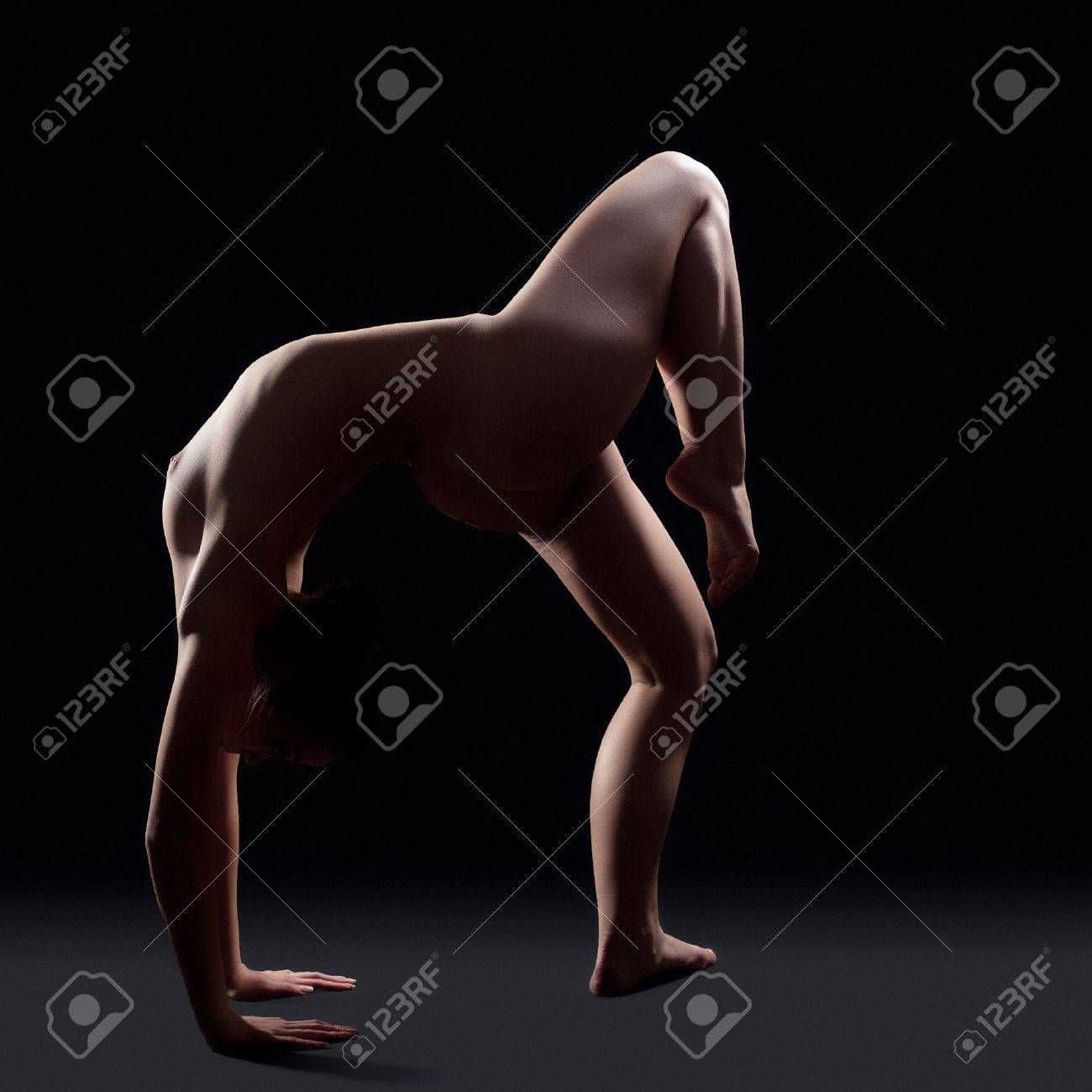 美容女性 - 裸の体操 - 暗闇の中でブリッジをやっています。の写真素材・画像素材 Image 16548185
