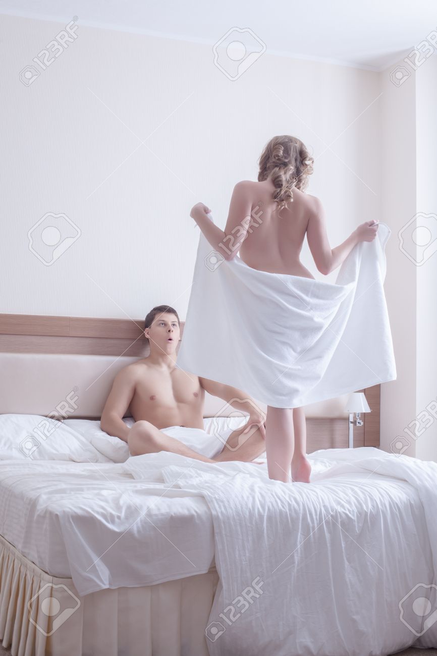 Hombre Feliz Mirando A Desnudarse Mujer En La Habitación De Hotel, Fotos,  retratos, imágenes y fotografía de archivo libres de derecho. Image 16922754