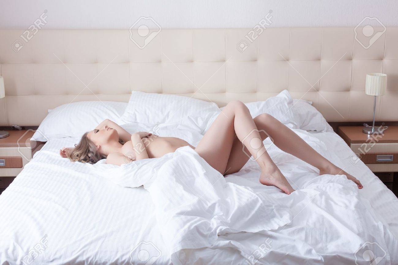 Hübsche Nackte Frau Posiert In Hotelzimmer Lizenzfreie Fotos, Bilder und  Stock Fotografie. Image 18501388.