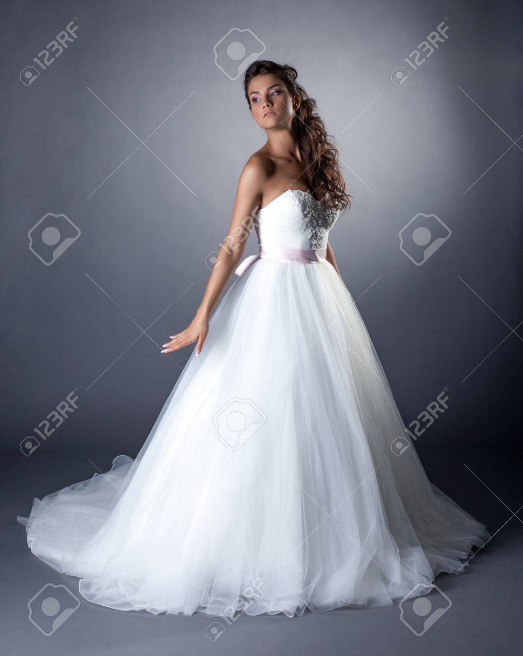 Schone Schlanke Brunette Posiert Im Hochzeitskleid Chic Auf Grauem Hintergrund Lizenzfreie Fotos Bilder Und Stock Fotografie Image 21346043