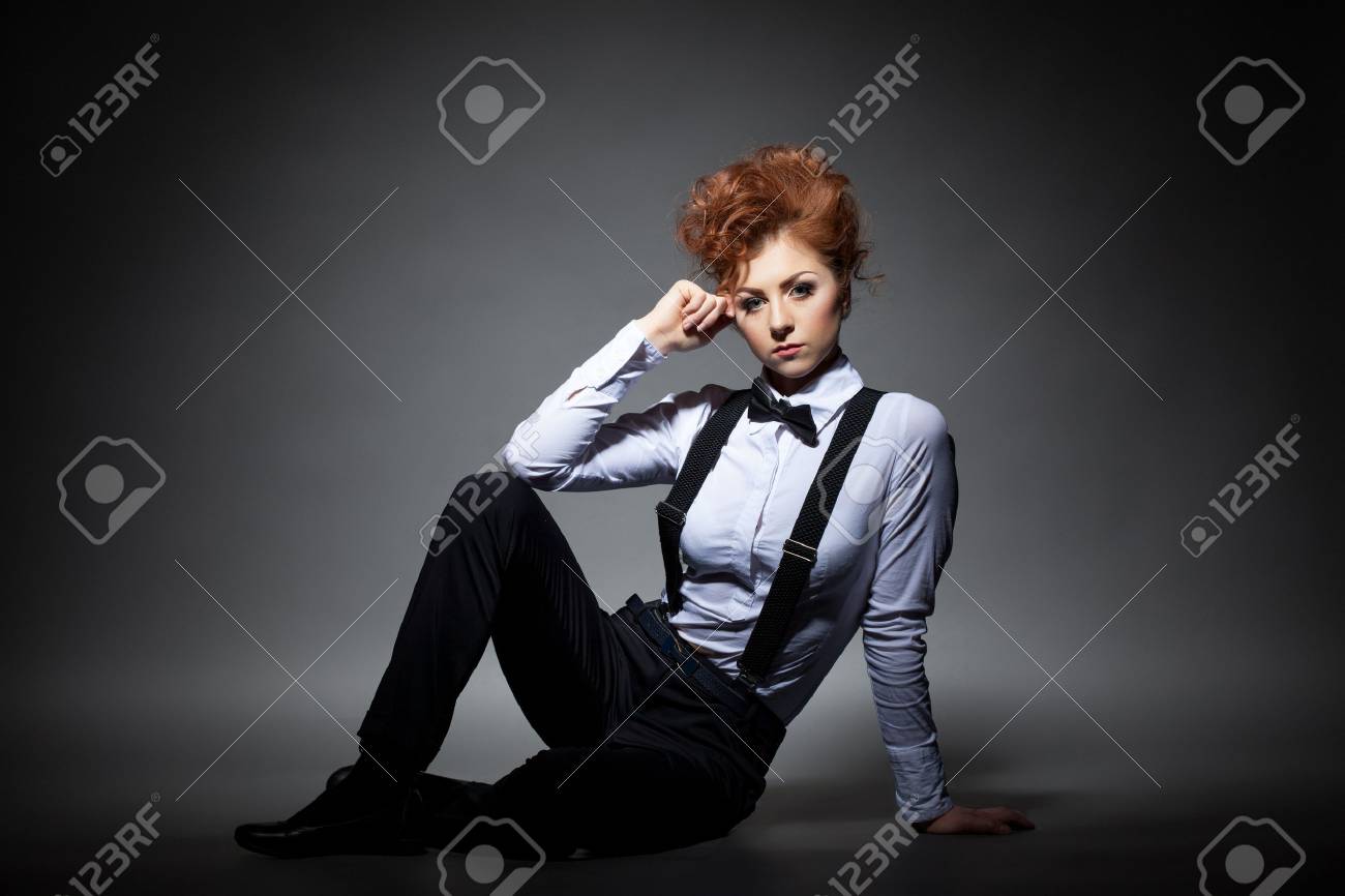 灰色の背景に オフィスのスーツでポーズ深刻な赤髪の女 の写真素材 画像素材 Image