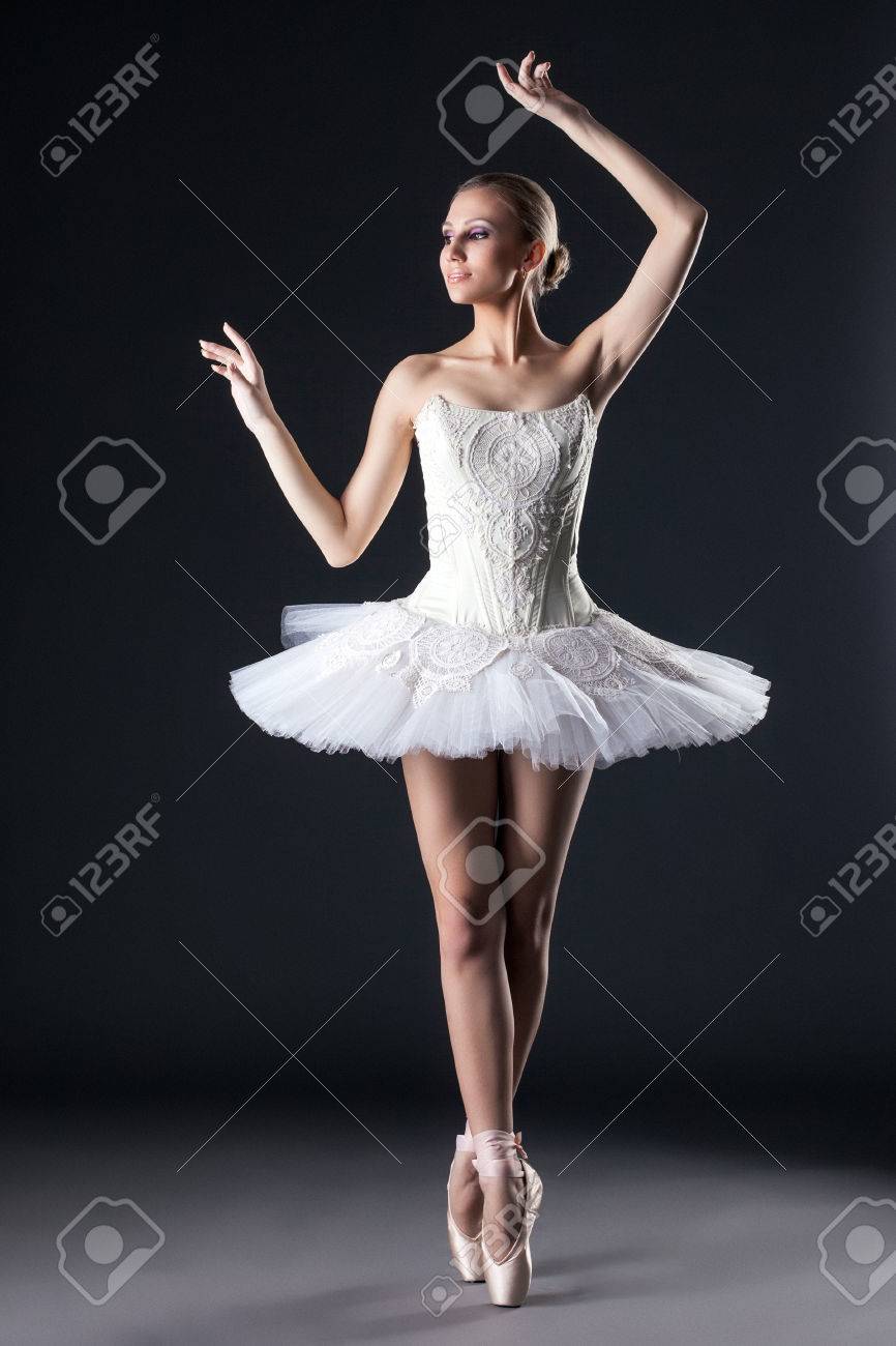 Bild Von Attraktiven Weiblichen Ballett Tanzerin Posiert Im Studio Lizenzfreie Fotos Bilder Und Stock Fotografie Image 27961160