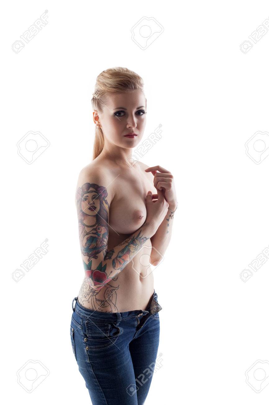 乳首　ピアス　日本人 スタジオ撮影と入れ墨女の乳首ピアス乳首、クローズ アップの写真素材・画像素材 Image 31526587