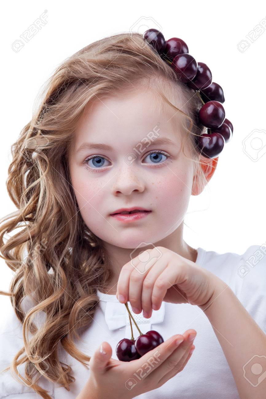 さくらんぼのカメラにポーズをそばかすの女の子のイメージ の写真素材 画像素材 Image さくらんぼのカメラにポーズをそばかすの女の子のイメージ の写真素材 画像素材 Image