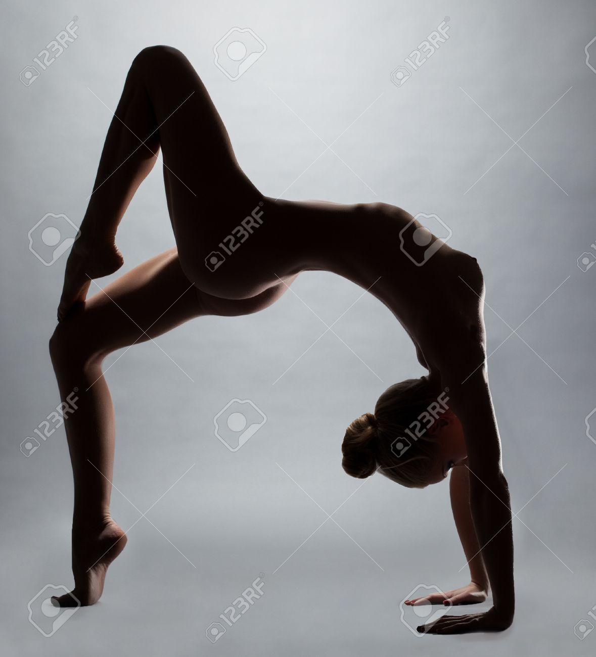 Imagen De Flexibilidad Chica Desnuda Haciendo Ejercicio Físico Fotos,  retratos, imágenes y fotografía de archivo libres de derecho. Image 38402364