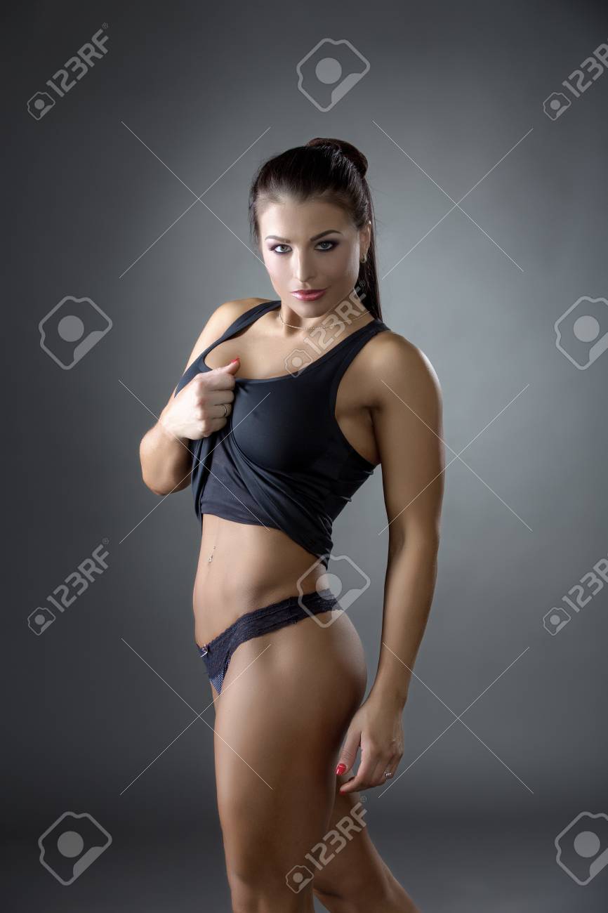 カメラを見て気をそそるようホット運動女性のイメージ の写真素材 画像素材 Image カメラを見て気をそそるようホット運動女性のイメージ の写真素材 画像素材 Image