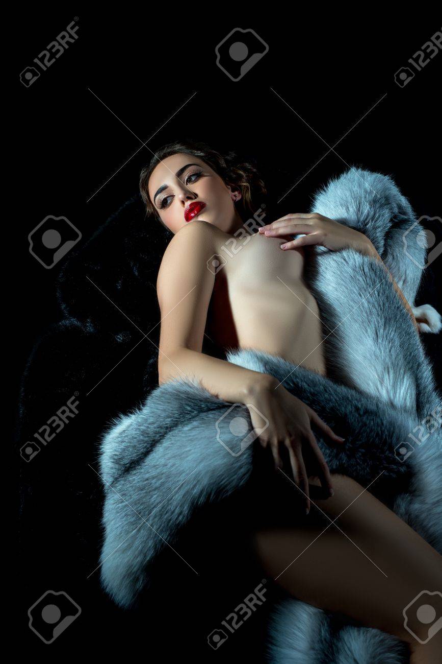 Erótica. Modelo Desnuda Hermosa Con El Abrigo De Pieles De Lujo Fotos,  retratos, imágenes y fotografía de archivo libres de derecho. Image 49740543