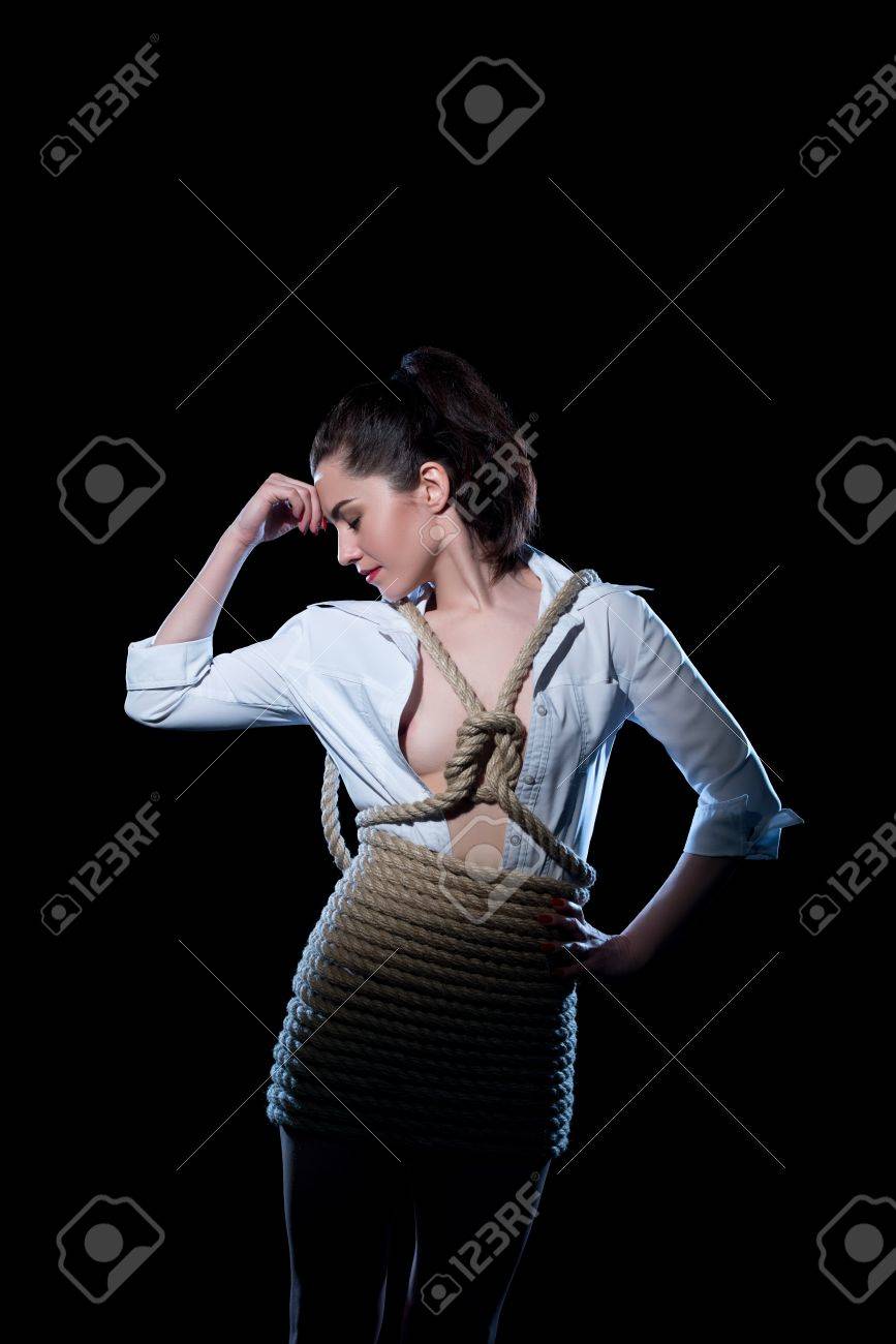 緊縛　ブラウス 緊縛、縛りの日本スタイル。女性がロープで縛られての写真素材・画像素材 Image 51684331