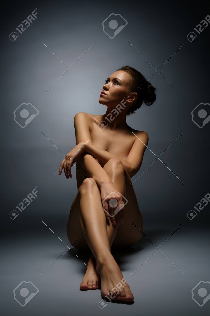 Erótica. Foto Del Estudio De Hermosa Mujer Desnuda Sentada Fotos, retratos,  imágenes y fotografía de archivo libres de derecho. Image 63982532