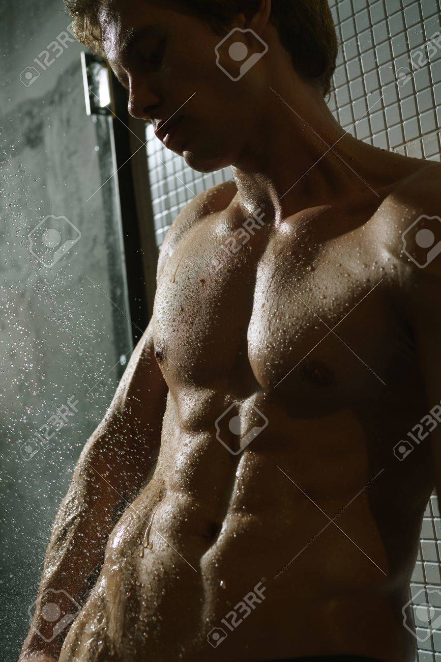 Nackter Mann Unter Dusche Studio Porträt Lizenzfreie Fotos, Bilder und  Stock Fotografie. Image 81177768.