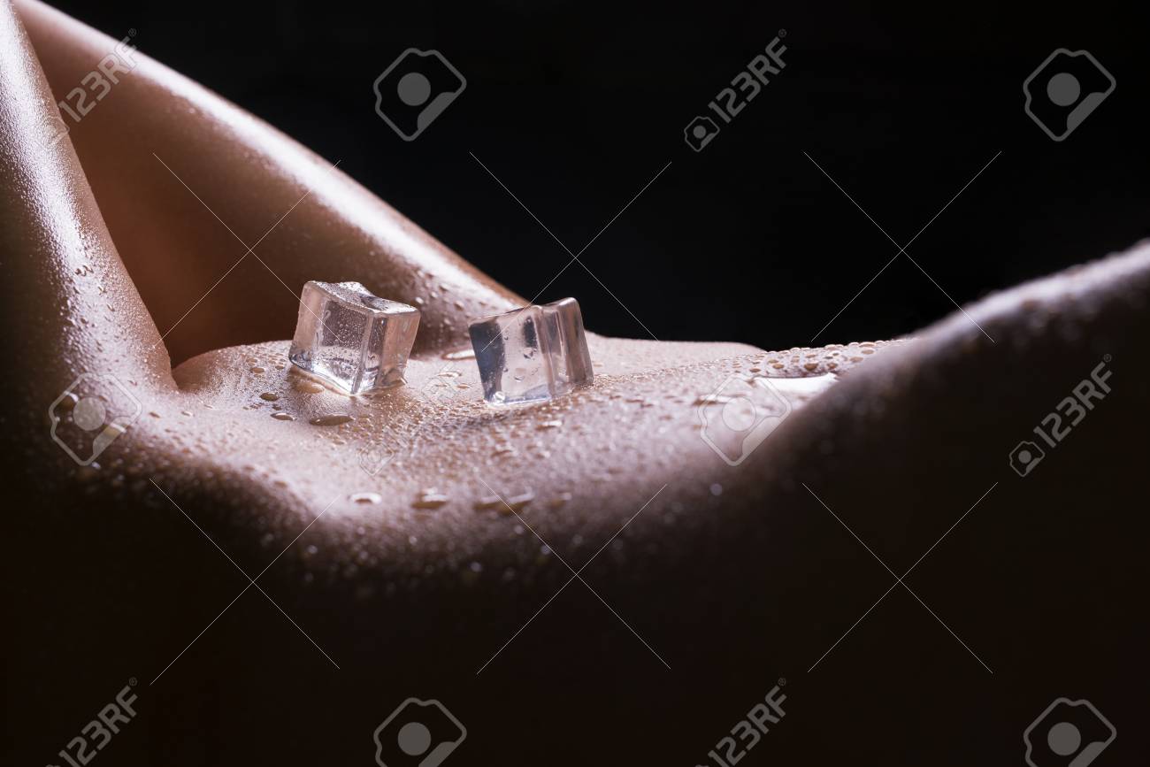 Eiswurfel Auf Der Frau S Korper Abgeschnitten Isoliert Ansicht Lizenzfreie Fotos Bilder Und Stock Fotografie Image 95883798